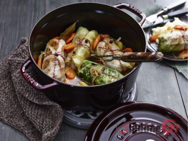 Nồi gang Staub 24cm (3.7L) màu mận chín lý tưởng cho các món chiên xào, tươi ngon, vàng ruộm, không chảy nước vì bạn hoàn toàn có thể cho lửa to mà không ngại vấn đề an toàn.