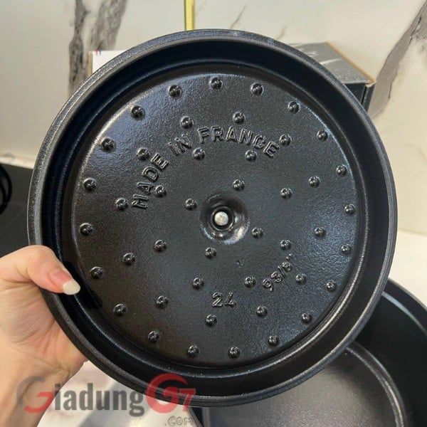 Nồi gang Staub có nắp phẳng, nặng đảm bảo đậy kín để tất cả hơi ẩm, hương vị và gia vị vẫn bị giữ lại bên trong