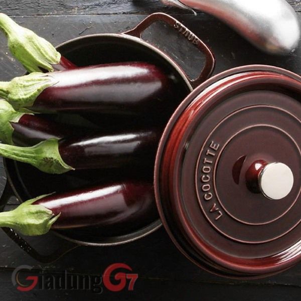 Được sản xuất tại Pháp, nồi&nbsp;gang tráng men STAUB là lựa chọn hoàn hảo để om và làm chín thịt, nấu cá cũng như chuẩn bị súp và món hầm.