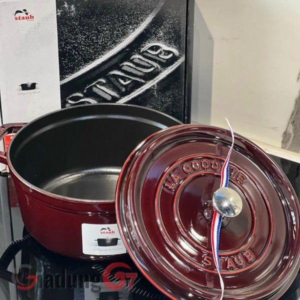 Nồi gang STAUB với quá trình tráng men từ 2-3 lớp ở bên trong lẫn bên ngoài còn mang đến cho nồi độ bền rất cao