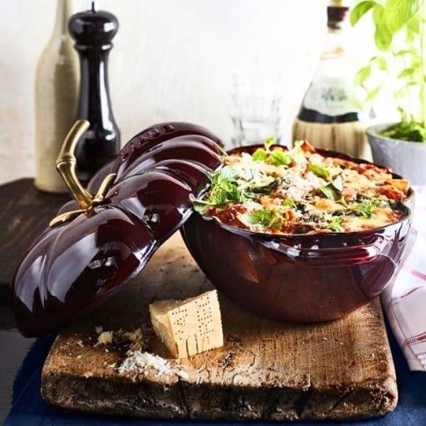 Nồi gang Staub 25cm 2.5L hình cà chua được thiết kế để sử dụng cho công việc chuẩn bị hàng ngày cũng như phục vụ ngay trên bàn ăn.