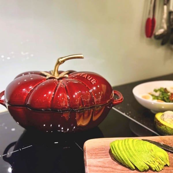 Nồi gang Staub 25cm 2.5L hình cà chua được thiết kế để sử dụng cho công việc chuẩn bị hàng ngày cũng như phục vụ ngay trên bàn ăn.