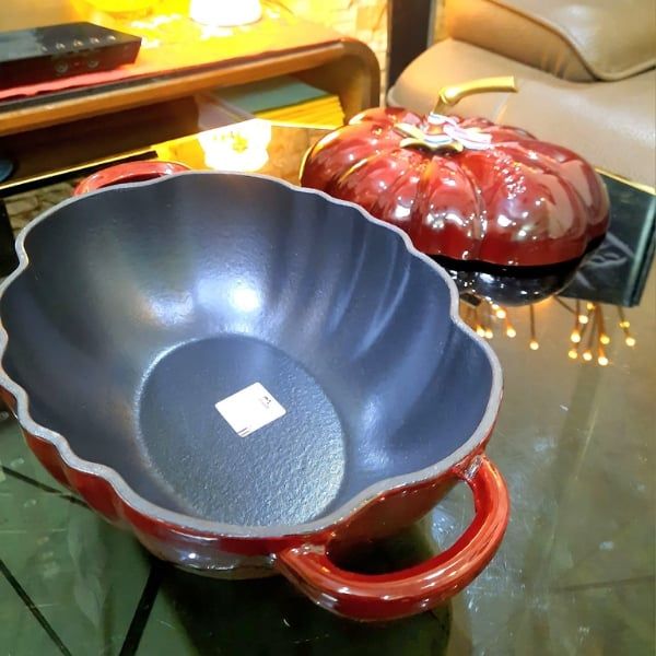 Nồi gang Staub 25cm 2.5L hình cà chua - Màu đỏ mận Nắp STAUB cổ điển có trọng lượng nặng và vừa khít để giữ ẩm