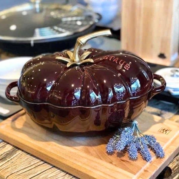 Nồi gang Staub 25cm 2.5L hình cà chua - Màu đỏ mận tay nghề thủ công tinh xảo, hiệu suất vượt trội và vẻ đẹp vượt thời gian.