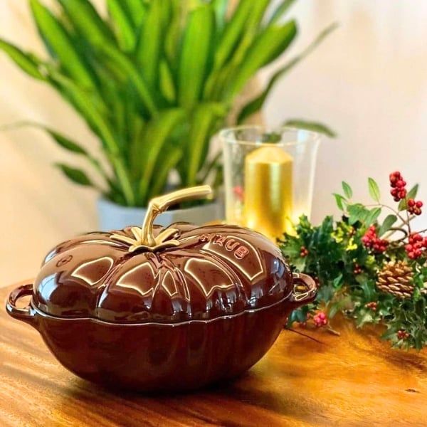 Nồi gang Staub 25cm 2.5L hình cà chua được thiết kế để sử dụng cho công việc chuẩn bị hàng ngày cũng như phục vụ ngay trên bàn ăn.