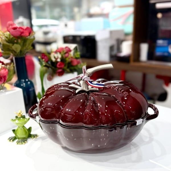Nồi gang Staub 25cm 2.5L hình cà chua - Màu đỏ mận không chỉ dùng để nấu nướng mà còn dùng để phục vụ, vì gang là vật liệu tối ưu để giữ ấm thức ăn.