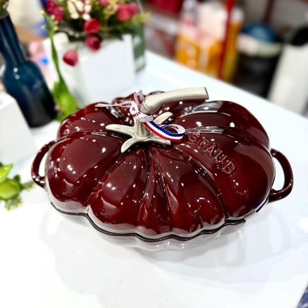Nồi gang Staub 25cm 2.5L hình cà chua - Màu đỏ mận tay nghề thủ công tinh xảo, hiệu suất vượt trội và vẻ đẹp vượt thời gian.