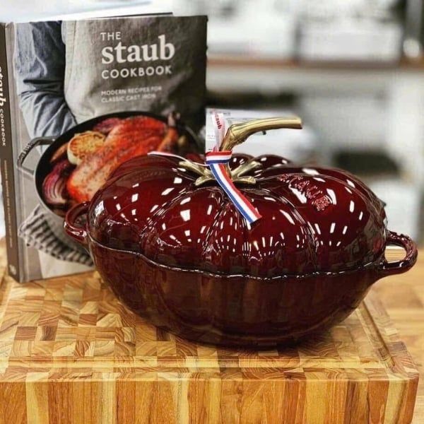 Nồi gang Staub hình quả cà chua 25cm với chất liệu Gang tráng men trong hình quả cà chua điêu khắc.