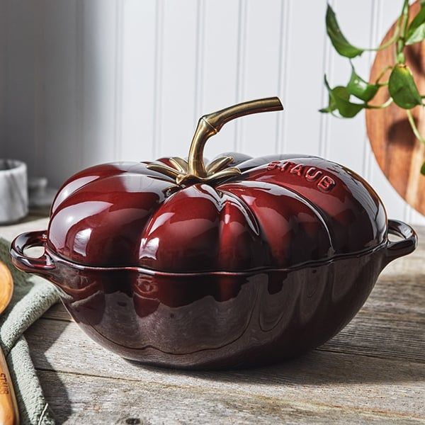 Nồi gang Staub 25cm 2.5L hình cà chua được thiết kế để sử dụng cho công việc chuẩn bị hàng ngày cũng như phục vụ ngay trên bàn ăn.