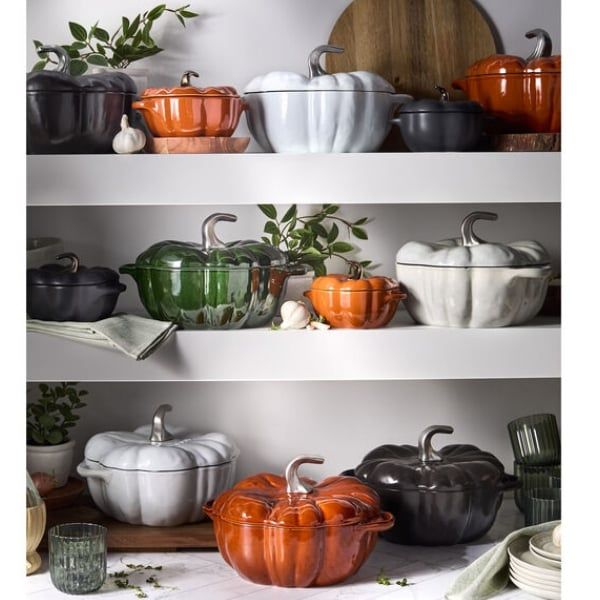 Nồi gang Staub Pumpkin 24cm với Khả năng giữ nhiệt vô song của gang làm cho sản phẩm này trở thành lựa chọn tuyệt vời để nấu chậm các món súp, món hầm, món quay trong nồi và món om đặc trưng của mùa