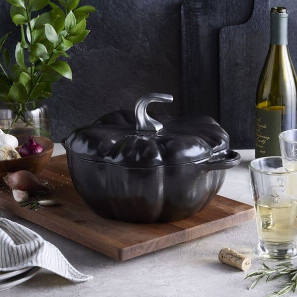 Nồi gang Staub bí ngô 24cm 3.45L Mặt trong của Nồi gang Staub Pumpkin 24cmcm được tráng một lớp men đen mờ với cấu trúc thô
