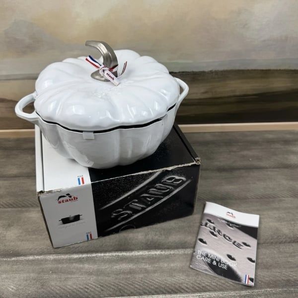 Nồi gang Staub Pumpkin 24cm với lớp tráng men chống gỉ, sứt mẻ và nứt và không cần thêm gia vị.