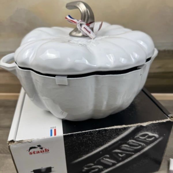 Nồi gang Staub bí ngô 24cm 3.45L Lớp men tráng tuyệt đẹp chuyển từ lò nướng sang bàn ăn