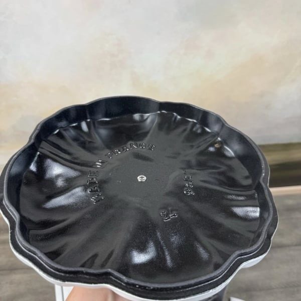 Nồi gang Staub bí ngô 24cm 3.45L là lựa chọn hàng đầu cho cả đầu bếp và người nội trợ.