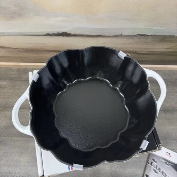Nồi gang Staub bí ngô 24cm 3.45L là lựa chọn hàng đầu cho cả đầu bếp và người nội trợ.