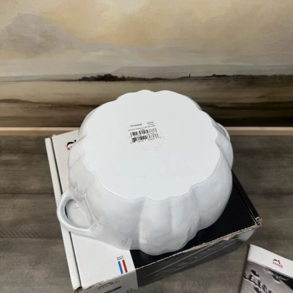 Nồi gang Staub bí ngô 24cm 3.45L là lựa chọn hàng đầu cho cả đầu bếp và người nội trợ.