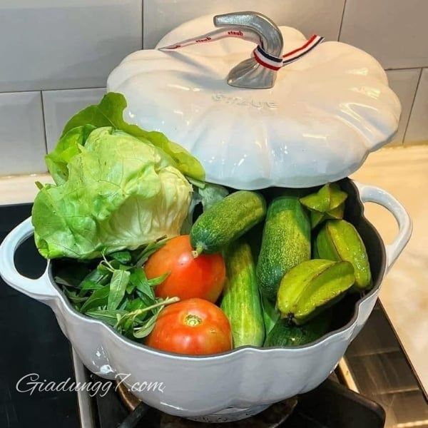 Nồi gang Staub bí ngô 24cm 3.45L được tráng một lớp men đen mờ với cấu trúc thô.
