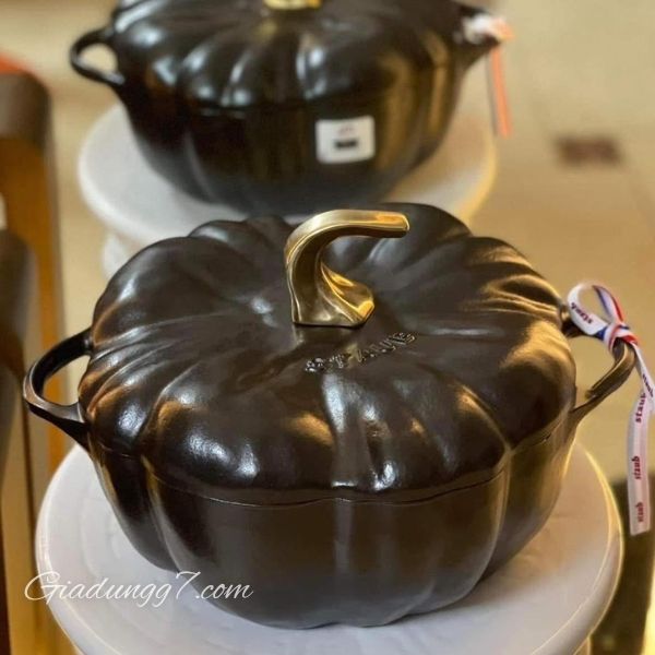 Nồi gang Staub bí ngô 24cm 3.45L - Màu Đen Với lớp men tráng men tuyệt đẹp và họa tiết bí ngô tinh xảo