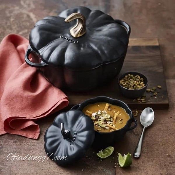 Nồi gang Staub bí ngô 24cm 3.45L là lựa chọn hàng đầu cho cả đầu bếp và người nội trợ