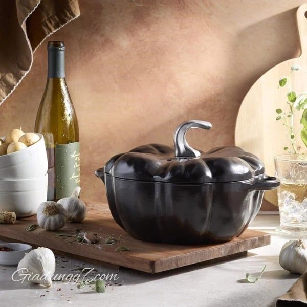 Nồi gang Staub bí ngô 24cm 3.45L Có thể rửa bằng máy rửa chén, khuyến khích rửa bằng tay