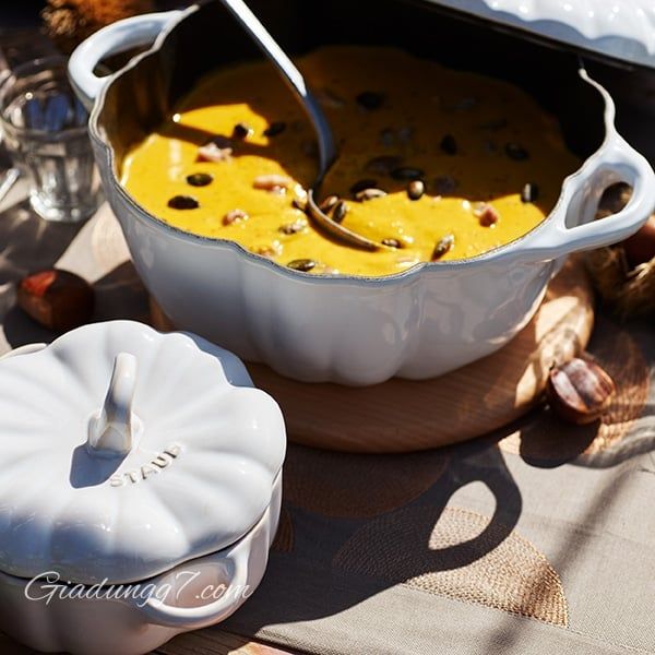 Nồi gang Staub bí ngô 24cm 3.45L Với lớp men tráng men tuyệt đẹp và họa tiết bí ngô tinh xảo