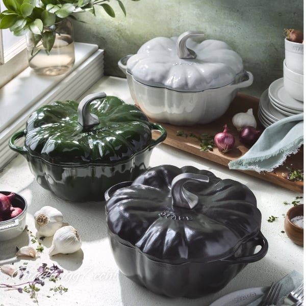 Nồi gang Staub Pumpkin 24cm thủ công cần 25 đôi tay và tối thiểu 100 bước sản xuất khác nhau để tạo ra một loại nồi gang duy nhất.