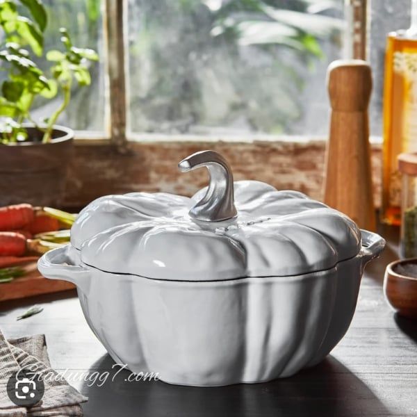 Nồi gang Staub bí ngô 24cm 3.45L - Màu Xám 111224107 Lớp men tráng tuyệt đẹp chuyển từ lò nướng sang bàn ăn