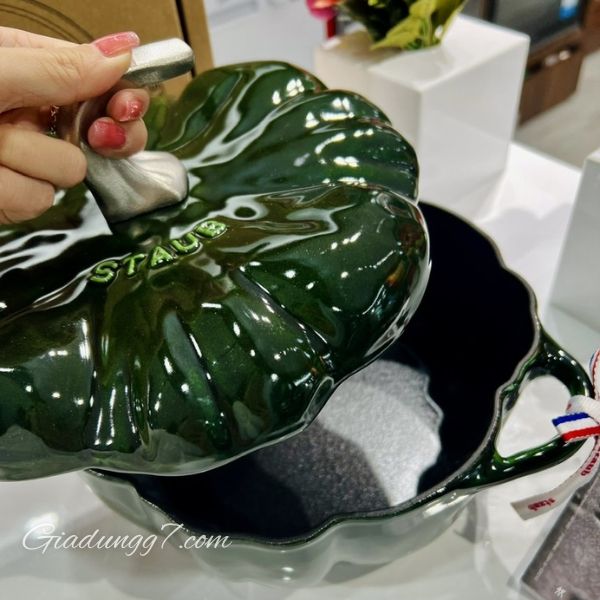 Nồi gang Staub bí ngô 24cm 3.45L - Màu xanh húng quế với quá trình tráng men từ 2-3 lớp ở bên trong lẫn bên ngoài