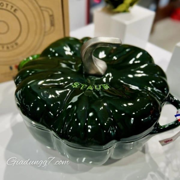 Bộ nồi gang tráng men Staub là lựa chọn hàng đầu cho cả đầu bếp và người nội trợ.