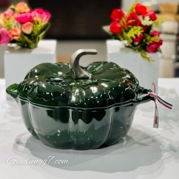 Nồi gang Staub bí ngô 24cm 3.45L Nấu ăn ngon vô địch nhất là các món nấu chậm (các món hầm, soup) mà cực tiết kiệm năng lượng