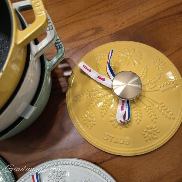 Nồi gang Staub Margaret Campagne 16cm 1.1L Được sản xuất theo các tiêu chuẩn vệ sinh và an toàn liên quan