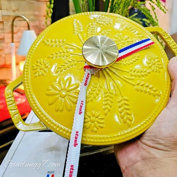 Nồi gang Staub Margaret Campagne 16cm 1.1L mang đến vẻ đẹp sống động và sang trọng.