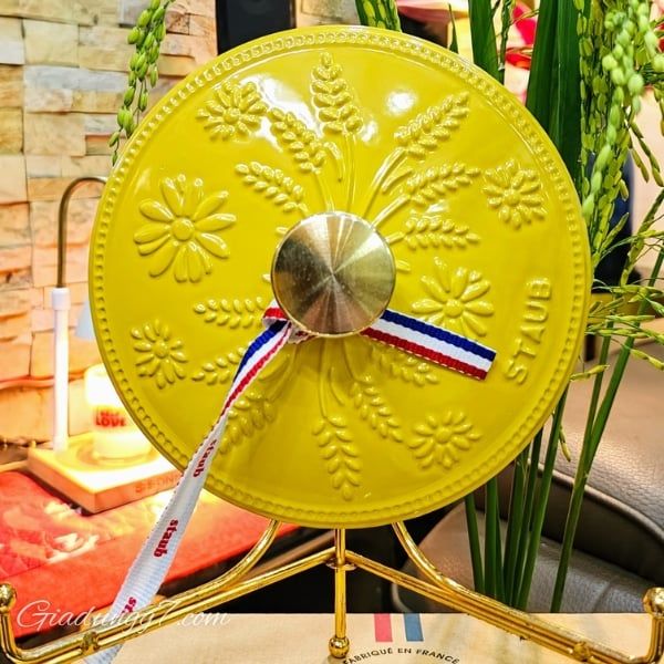 Nồi gang Staub Margaret Campagne 16cm 1.1L mang đến vẻ đẹp sống động và sang trọng.