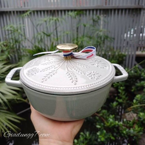Nồi gang Staub Margaret Campagne 16cm Được sản xuất theo các tiêu chuẩn vệ sinh và an toàn liên quan