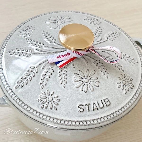 Nồi gang Staub Margaret Campagne 16cm Dùng cho 1-2 món ăn kèm, 1 cốc cơm hoặc nồi cho một người.