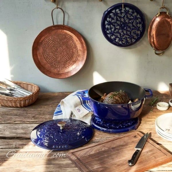 Nồi gang Staub Iris 24cm 3.6L Hiệu Ứng Aroma Rain – Giữ Hương Vị Và Độ Mềm Mại Cho Thức Ăn
