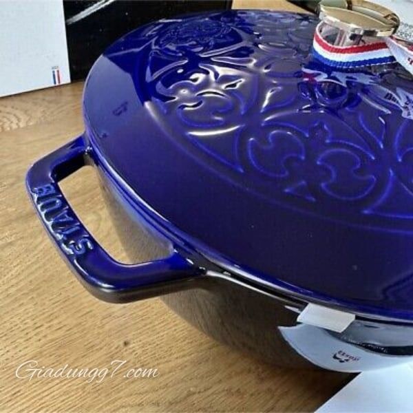Nồi gang Staub Iris 24cm 3.6L Thiết Kế Lý Tưởng Cho Các Món Ăn Khuấy Và Nấu Liên Tục