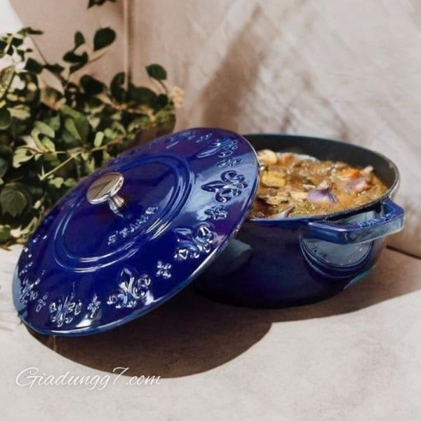 Nồi gang Staub Iris 24cm 3.6L Nồi gang Kiểu Pháp – Tinh Tế Và Đa Năng Cho Mọi Căn Bếp