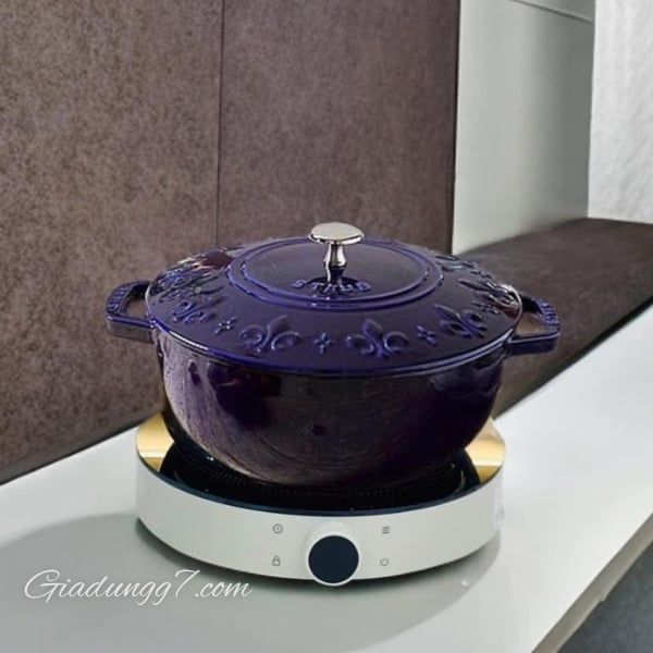 Nồi gang Staub Iris 24cm 3.6L Thiết Kế Tinh Tế Và Độc Đáo