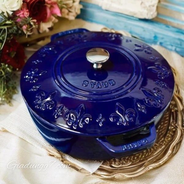 Nồi gang Staub Iris 24cm 3.6L - Màu xanh dương đậm 11302491 kiểu Pháp mới tuyệt đẹp này hoàn hảo cho bếp gas, bếp từ