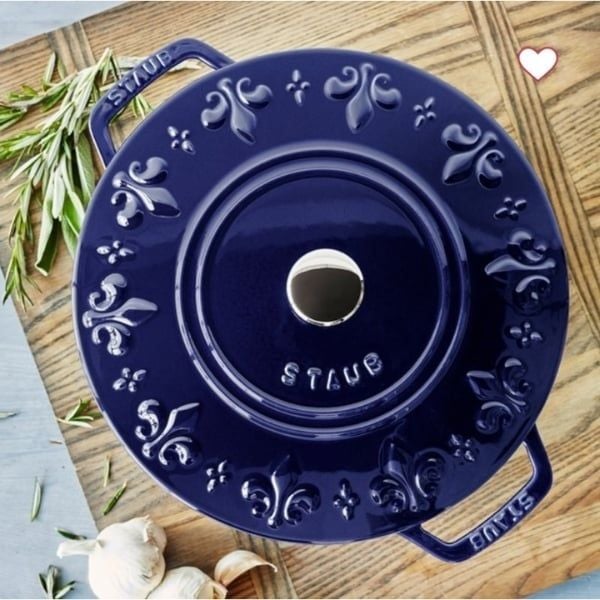 Nồi gang Staub Iris 24cm 3.6L - Màu xanh dương đậm Thiết kế Lilly độc đáo được khắc trên nắp