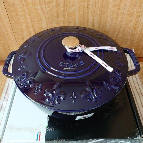 Nồi gang Staub Iris 24cm 3.6L Thiết Kế Lý Tưởng Cho Các Món Ăn Khuấy Và Nấu Liên Tục