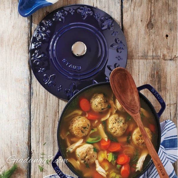 Nồi gang Staub Iris 24cm 3.6L Được tráng men, đảm bảo kết quả om tốt