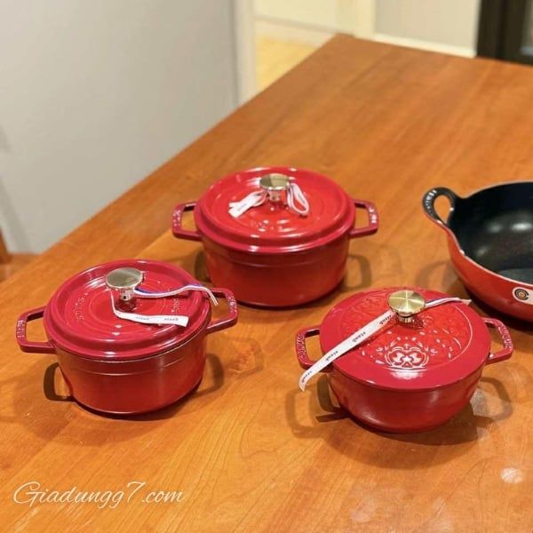 Nồi gang Staub La Marmite Lys 16cm 1.1L màu đỏ Nắp nặng, kín khít giữ ẩm, các gai trên nắp tạo hiệu ứng rừng mưa nhiệt đới giúp nước chảy đều trở lại thực phẩm