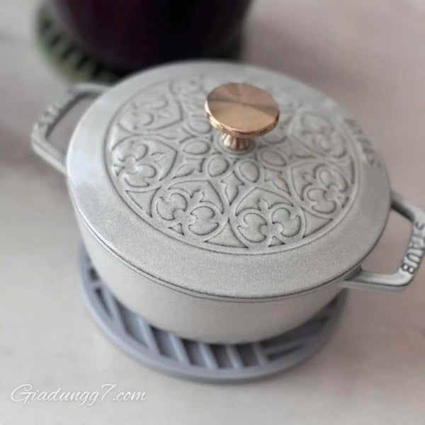 Nồi gang Staub La Marmite Lys 16cm trở thành một điểm nhấn thú vị