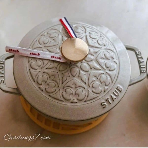 Nồi gang Staub La Marmite Lys 16cm Sử Dụng Được Trên Mọi Loại Bếp Và Trong Lò Nướng
