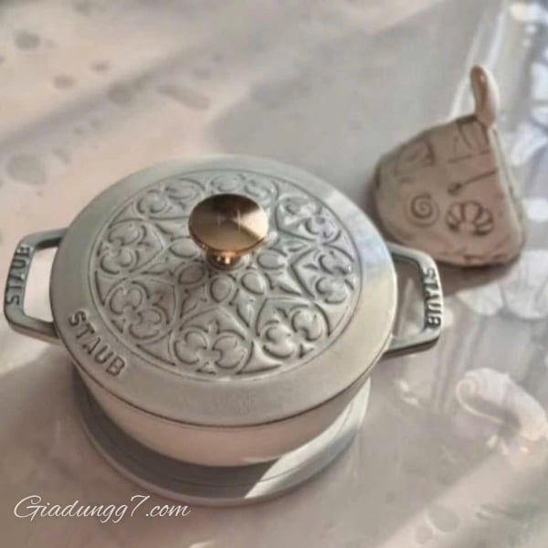 Nồi gang Staub La Marmite Lys 16cm - Tinh Tế Và Đa Năng Cho Mọi Căn Bếp