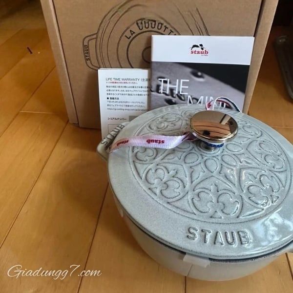 Nồi gang Staub La Marmite Lys 16cm 1.1L màu ghi xám - 1121816107 - Hình vẽ hoa loa kèn, Núm vặn bằng đồng thau.