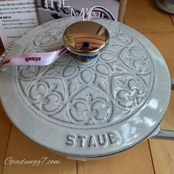 Nồi gang Staub La Marmite Lys 16cm 1.1L màu ghi xám Thiết kế tay cầm chắc chắn, núm lắp bằng chất liệu thép không gỉ - chịu nhiệt lên tới 250°C