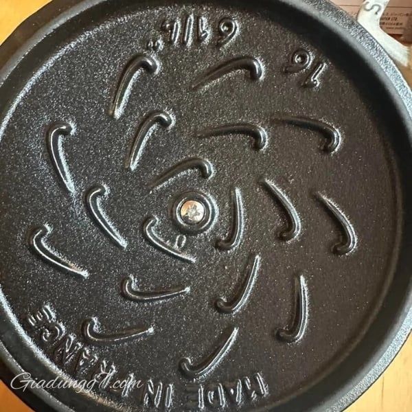 Nồi gang Staub La Marmite Lys 16cm 1.1L màu ghi xám Thích hợp sử dụng hàng ngày như hầm và xào.